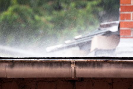 5 ways gutter cleaning protects your home