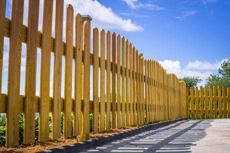 Wood and vinyl fence cleaning